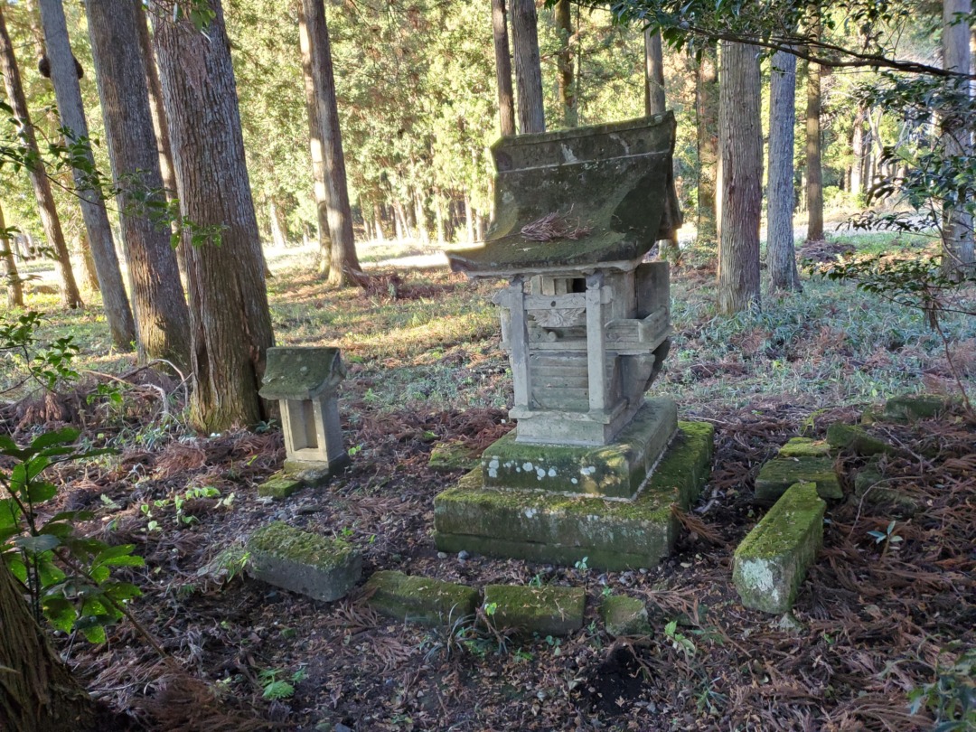 新渡神社境内石祠