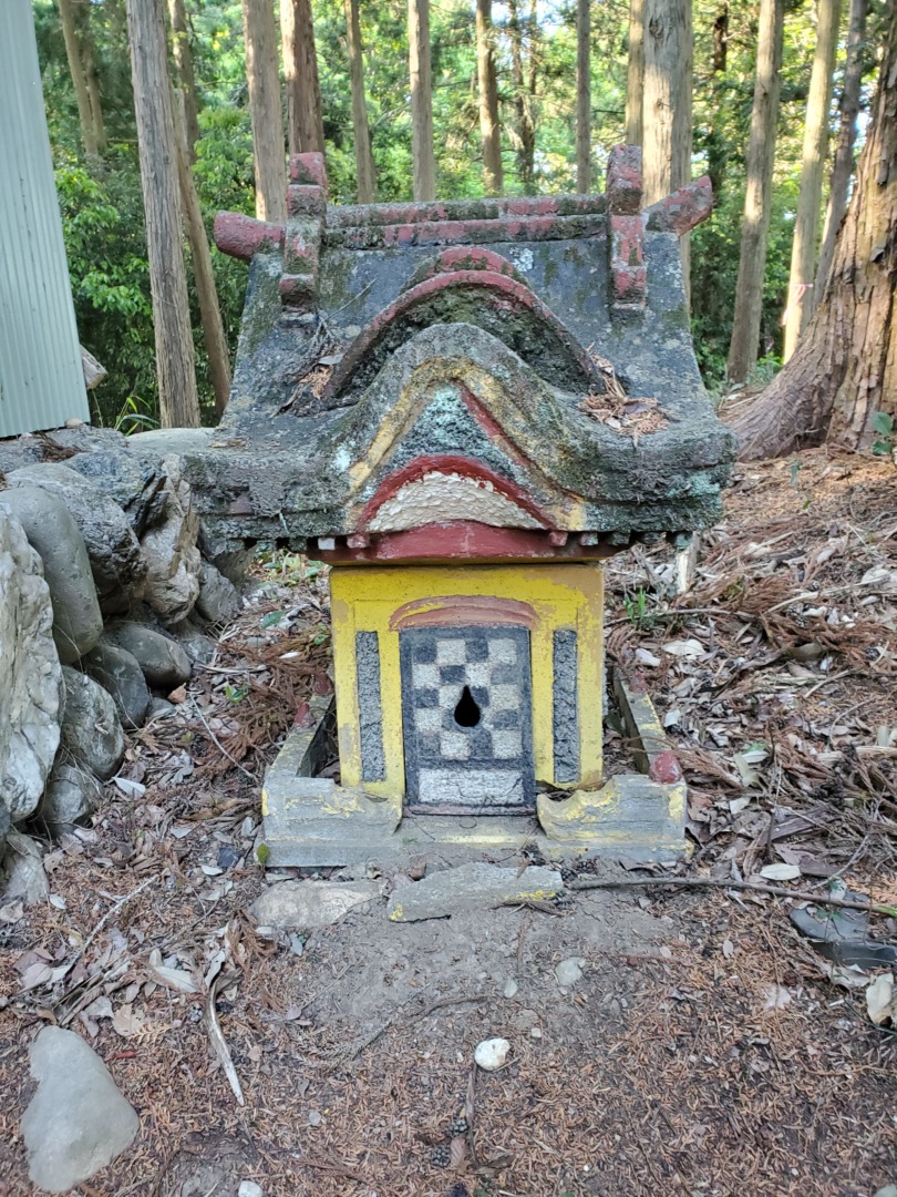 波羅伊門神社境内にあったカラフルな石祠