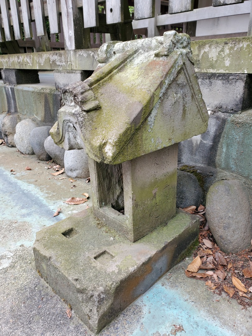瀬戸井長良神社・本殿裏石祠