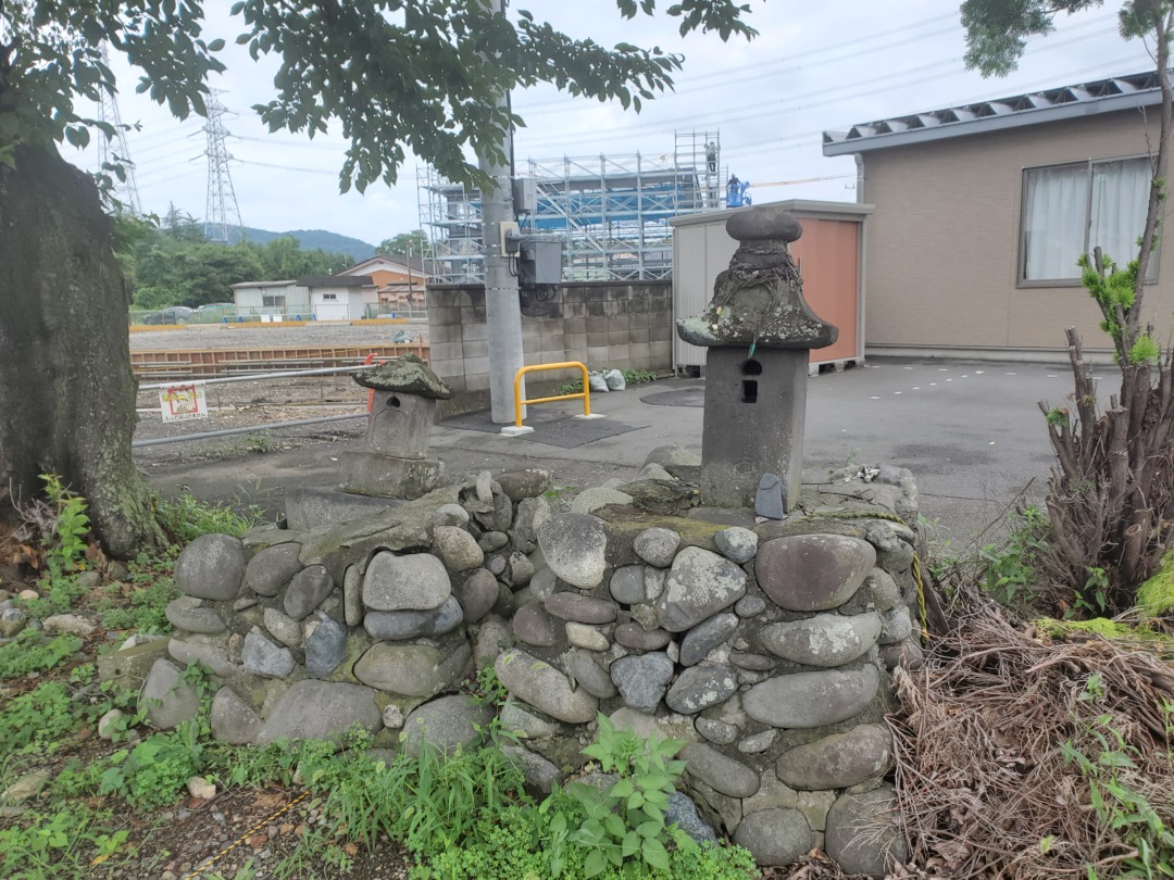 葉鹿上町自治会館横石祠