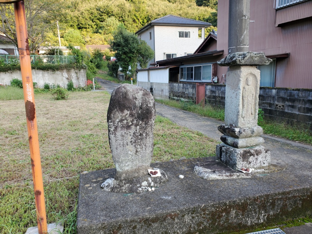 辻道の地蔵尊らしき石仏・石塔