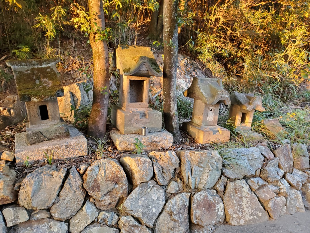 白髭神社・石祠1(三峯神社、他)