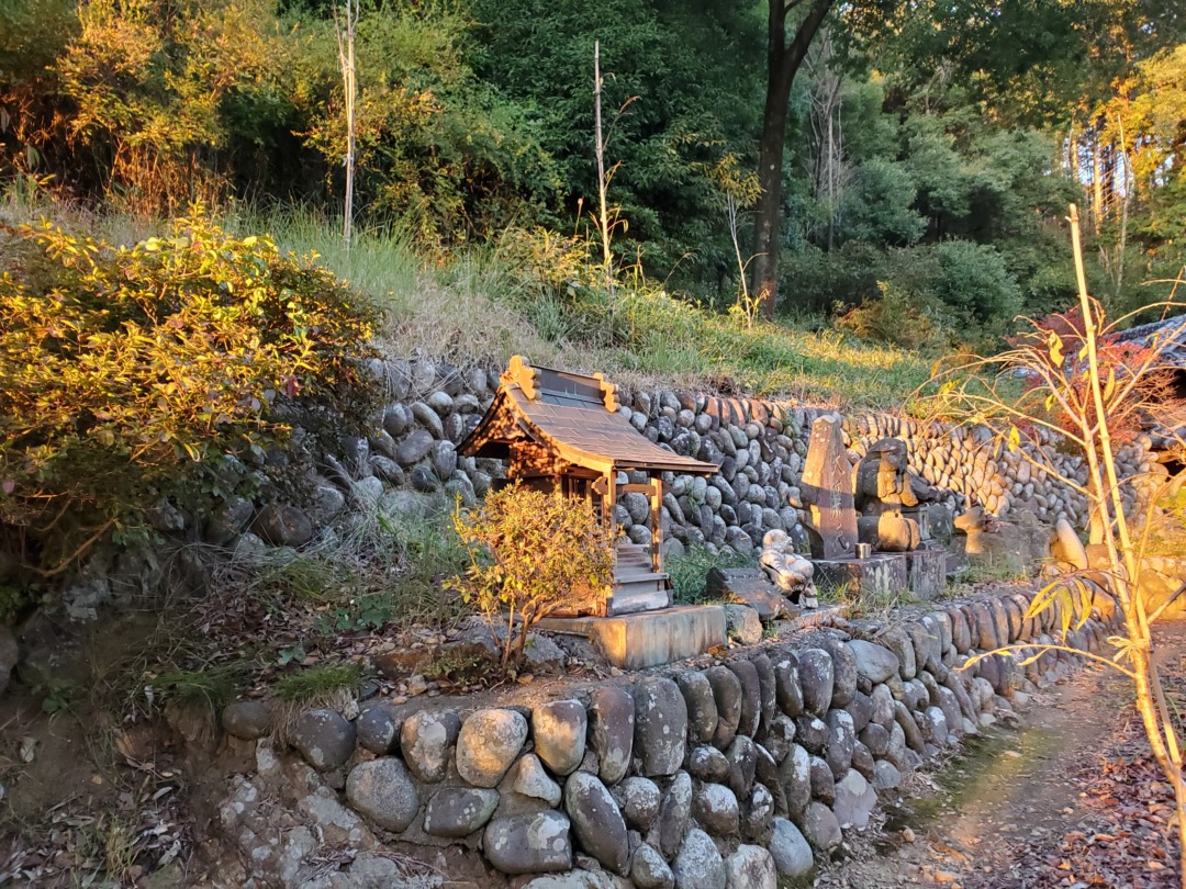 白髭神社・石祠2(甲子(子待ち)塔大黒天像、猿田彦命碑、他)