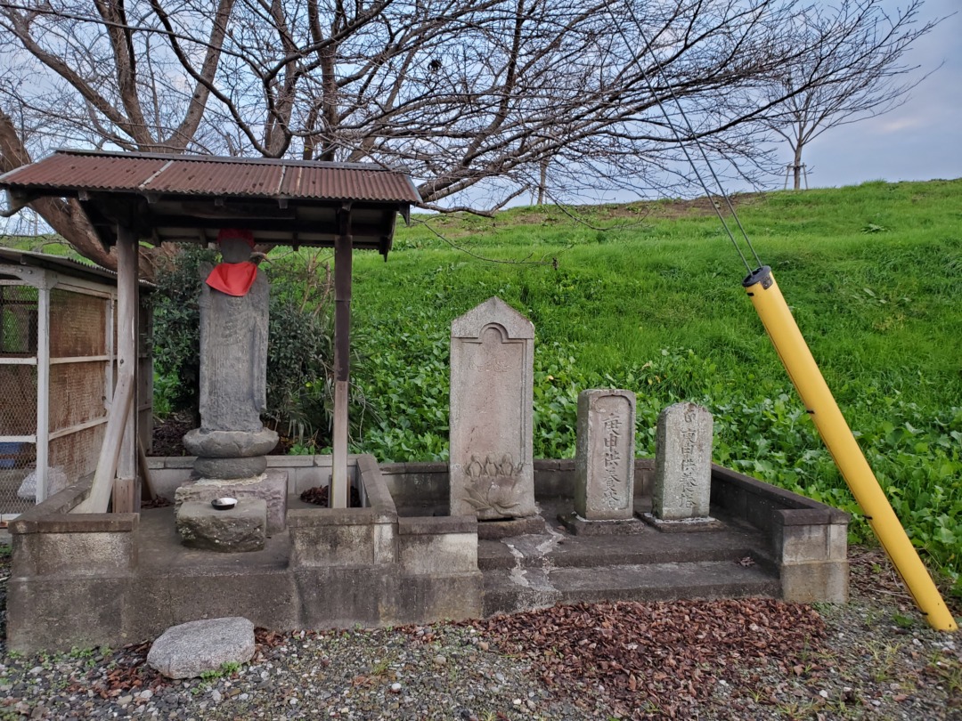 地蔵尊と3基の庚申塔