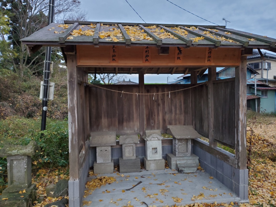 網戸神社境内・石祠群(熊野神社、水神社、千形神社、三峯神社)
